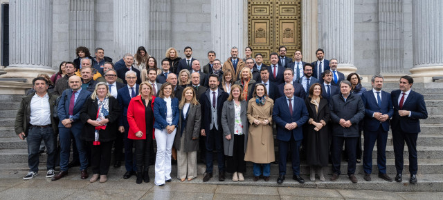 Cuca Gamarra, Miguel Tellado y diputados del GPP junto a ganaderos y consejeros del Partido Popular