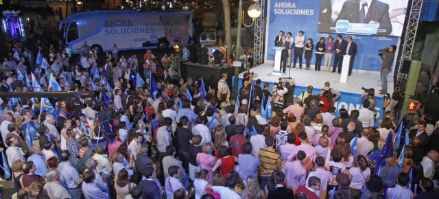 Jaime Mayor Oreja durante su intervención en la pegada de carteles para las elecciones europeas 09