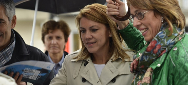 La secretaria general del PP, María Dolores Cospedal, durante un paseo en Lugo