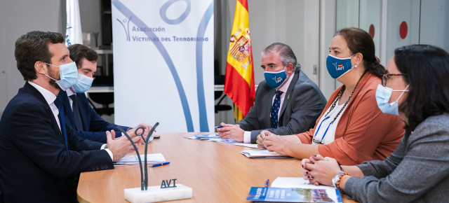Pablo Casado visita a la recién elegida presidenta de la AVT, Maite Araluce