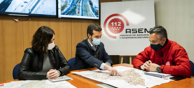 Pablo Casado e Isabel Días Ayuso durante la visita a la sede de la Agencia de Seguridad y Emergencias Madrid 112.