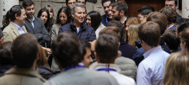 Alberto Núñez Feijóo mantiene un encuentro con jóvenes de NNGG en Valladolid