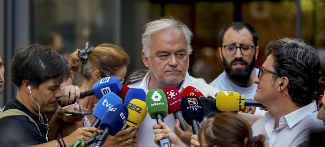 Esteban González Pons atiende a los medios de comunicación