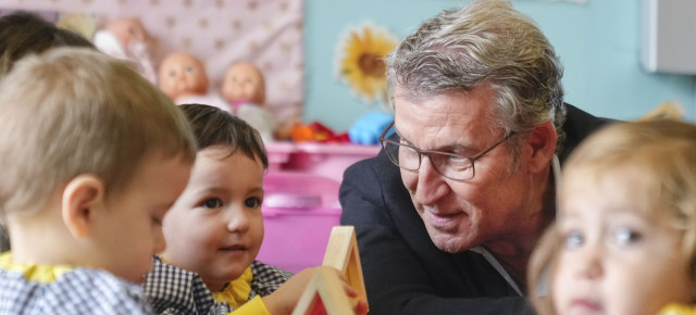 Feijóo visita una escuela infantil en Guadalajara