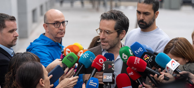 Borja Sémper atiende a los medios antes de presentar la querella contra el PSOE en la Audiencia Nacional