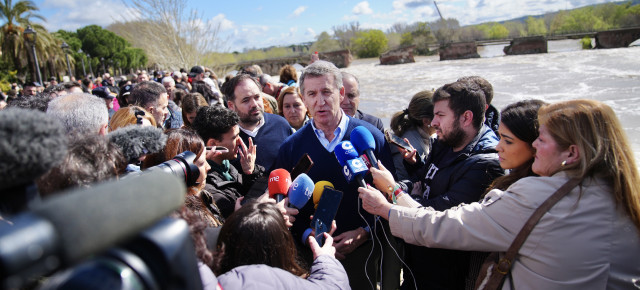 Alberto Núñez Feijóo visita Talavera de la Reina tras el temporal