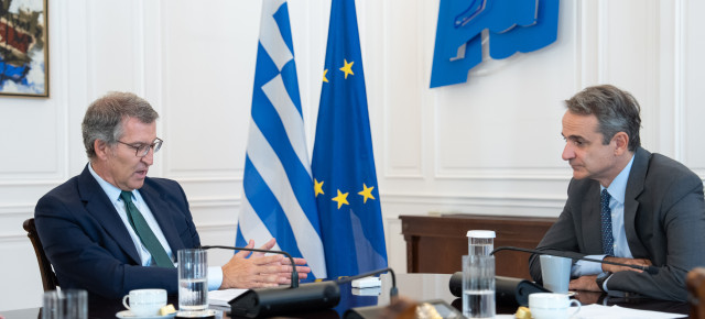 Feijóo se reúne con el primer ministro de Grecia y el presidente de Nueva Democracia, Kyriákos Mitsotakis y con el ministro de Migraciones y Asilo, Nikos Panagiotopoulos