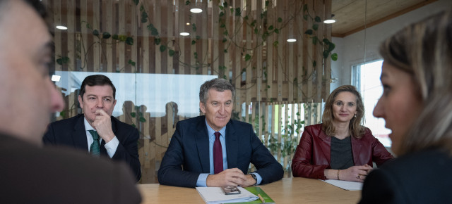 Feijóo en la visita a la empresa Medgon en Palencia