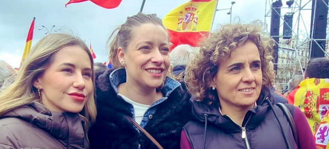 Noelia Núñez, Ester Muñoz y Dolors Montserrat en la concentración de la sociedad civil en Cibeles