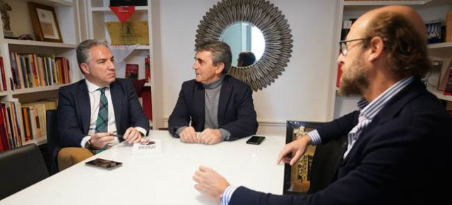 Elías Bendodo, Victorino Martín y Borja Cardelús durante la reunión.
