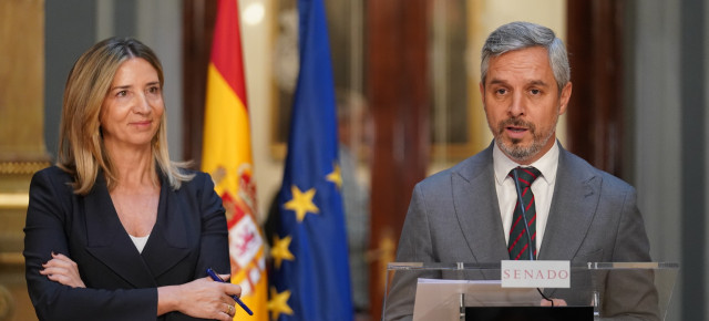 Juan Bravo y Alicia García, durante una rueda de prensa en el Senado