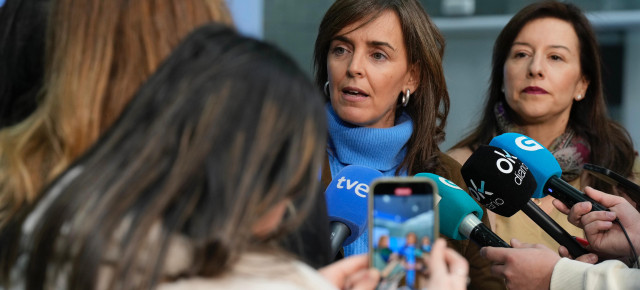 La vicesecretaria de Organización Territorial, Carmen Fúnez, atiende a los medios en Ourense