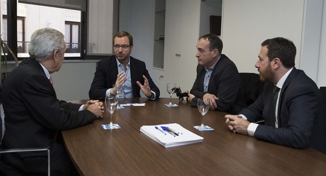 Javier Maroto se reúne con el sector del taxi