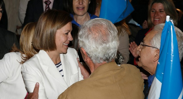 María Dolores de Cospedal saluda a los asistentes al acto