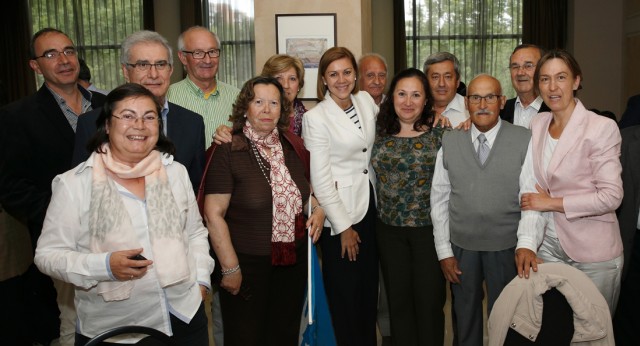 María Dolores de Cospedal con unos simpatizantes en Guadalajara