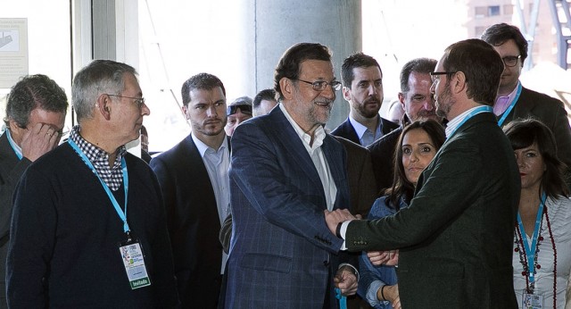 Mariano Rajoy saludando a Javier Maroto