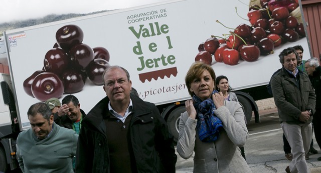 Cospedal visita la Agrupación de Cooperativas del Valle del Jerte