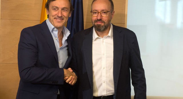 Rafael Hernando y Juan Carlos Jirauta firman el Pacto Anticorrupción