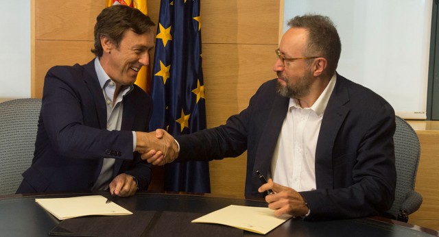 Rafael Hernando y Juan Carlos Jirauta firman el Pacto Anticorrupción