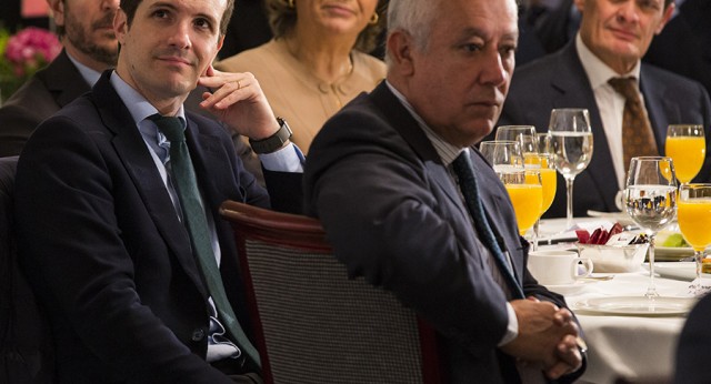 Los vicesecretarios del PP asisten al desayuno informativo de Luis de Guindos