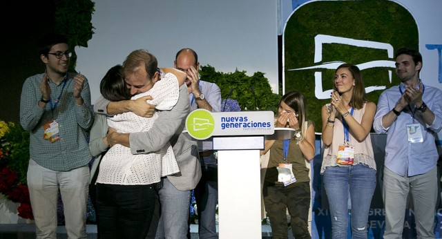 Beatriz Jurado y Javier Dorado se abrazan en el 14 Congreso Nacional de NNGG