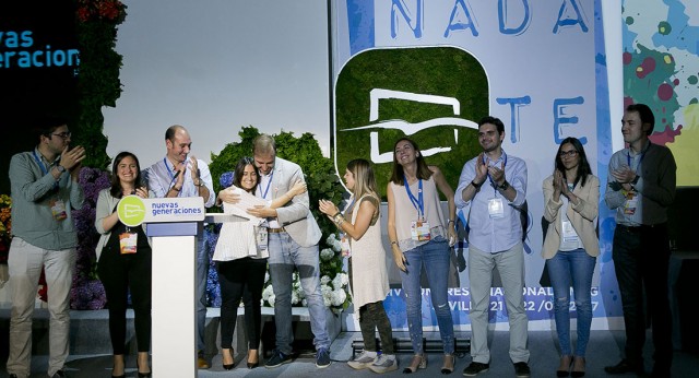 Beatriz Jurado y Javier Dorado se abrazan en el 14 Congreso Nacional de NNGG