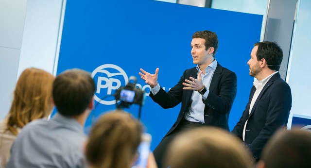 Pablo Casado interviene en una charla con Yago de Marta