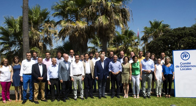 Foto de familia en del Comité de Gobiernos Locales del PP