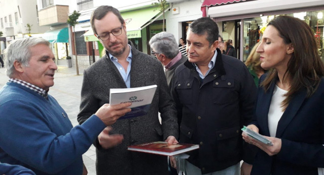 Javier Maroto conversa con vecinos en Chipiona
