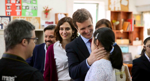 Pablo Casado en su visita a la Fundación Gil Gayarre