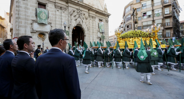 Teodoro García Egea participa en una procesión en Murcia