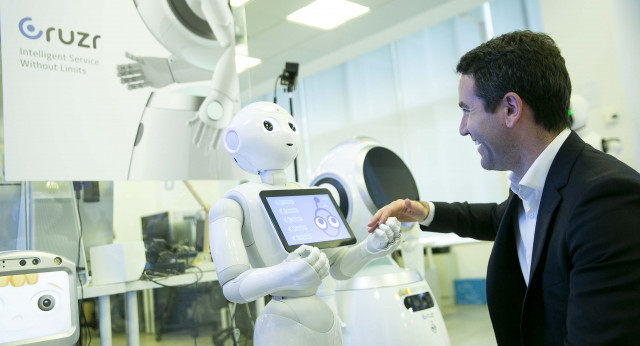 Teodoro García Egea en su visita a la empresa Casual Robots