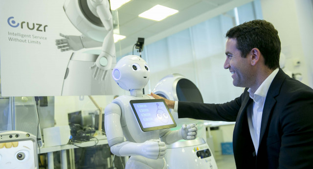 Teodoro García Egea en su visita a la empresa Casual Robots