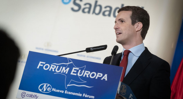 Pablo Casado y Dolors Montserrat en Forum Europa