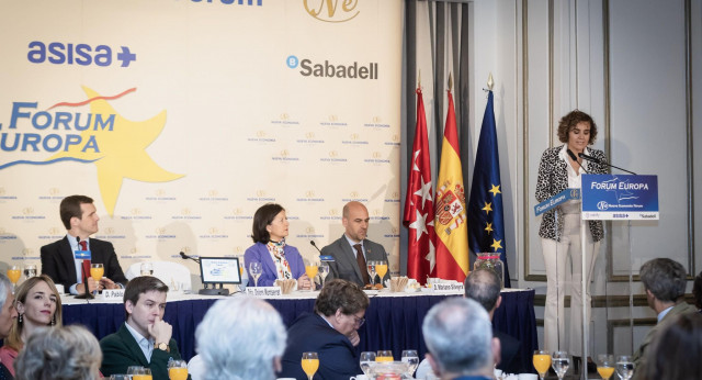 Pablo Casado y Dolors Montserrat en Forum Europa