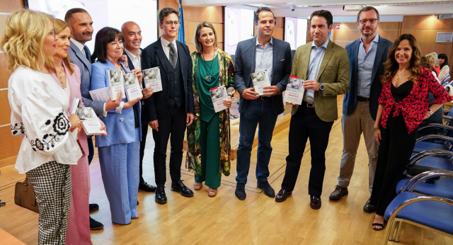 Teodoro García asiste a la presentación del libro &quot;Treinta cafés. Las cualidades del liderazgo&quot;, de Euprepio Padula