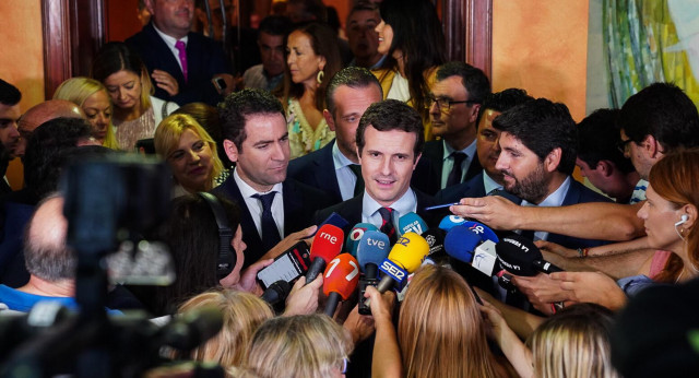 Pablo Casado atiende a los medios de comunicación tras el debate de investidura