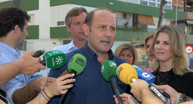 El portavoz del PP en el Ayuntamiento de Cádiz, Juan José Ortiz, atiende a los medios de comunicación