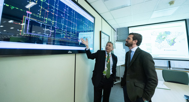 Pablo Casado visita las instalaciones de Iberdrola en Larraskitu