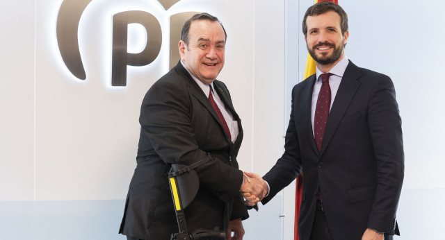 Pablo Casado con Alejandro Giammattei, presidente de Guatemala