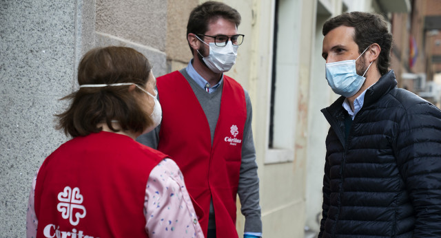 Visita al economato de Cáritas en el barrio madrileño de Tetuán