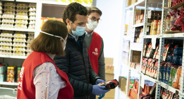 Visita al economato de Cáritas en el barrio madrileño de Tetuán