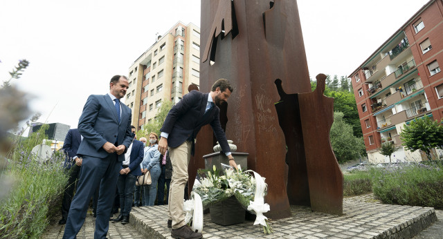 Pablo Casado y Carlos Iturgaiz participan en una ofrenda floral en recuerdo de Miguel Ángel Blanco