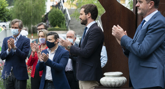 Pablo Casado y Carlos Iturgaiz participan en una ofrenda floral en recuerdo de Miguel Ángel Blanco