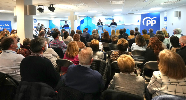 Alberto Núñez Feijóo y Jorge Azcón durante el acto celebrado en Zaragoza