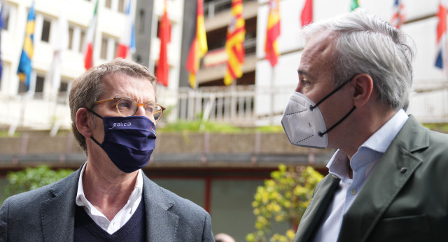 Alberto Núñez Feijóo y Jorge Azcón a su llegada al acto celebrado en Zaragoza