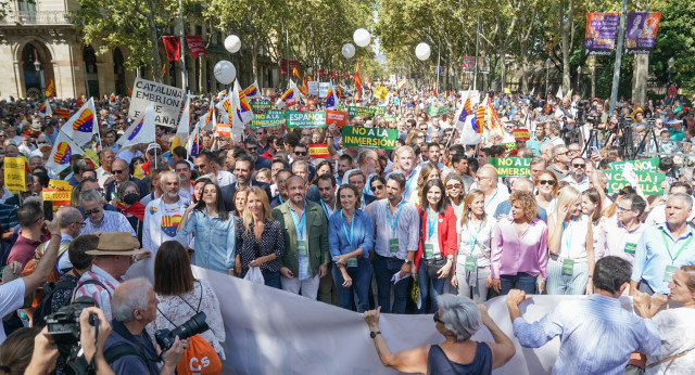 Cuca Gamarra acude a la manifestación en defensa del castellano en las aulas en Barcelona