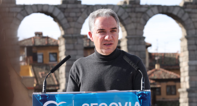 Elías Bendodo atiende a los medios de comunicación en Segovia