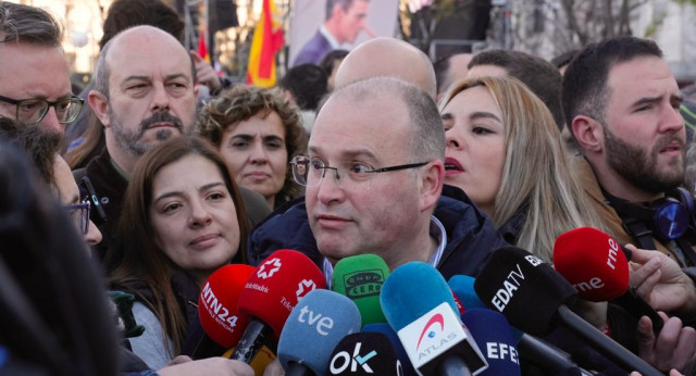 Miguel Tellado atiende a los medios de comunicación antes de la manifestación ‘Por España, la democracia y la Constitución’.