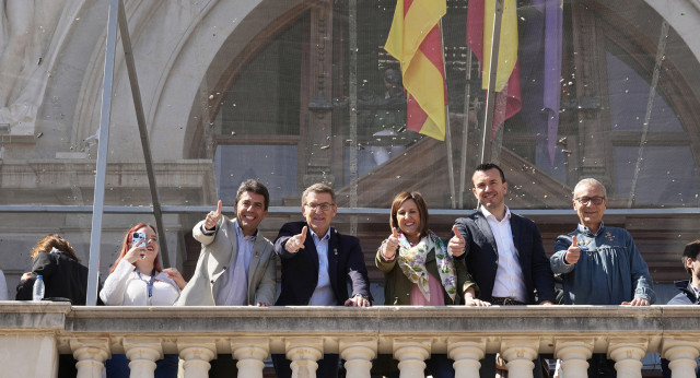 Alberto Núñez Feijóo en las Fallas junto a Carlos Mazón y Mª José Catalá